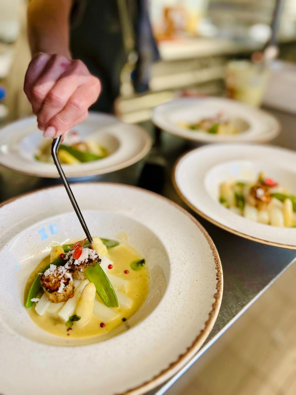 Coquilles met asperges